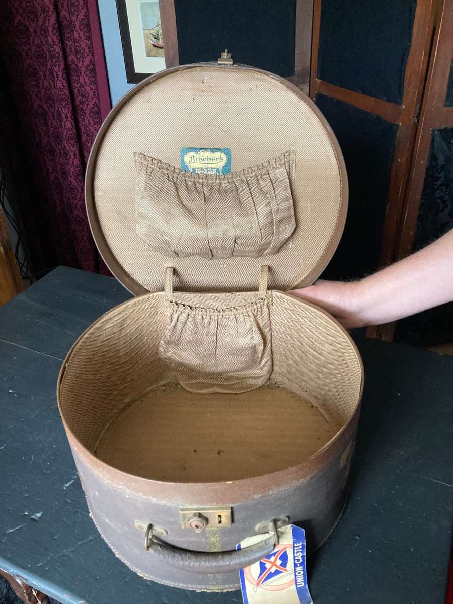 BEAUTIFUL HAT BOX WITH ORIGINAL TAGS