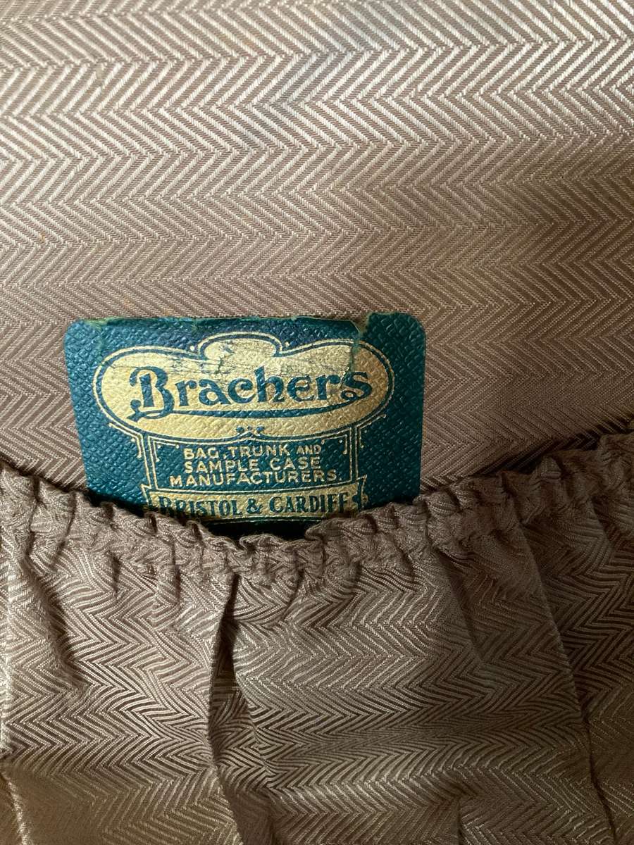 BEAUTIFUL HAT BOX WITH ORIGINAL TAGS