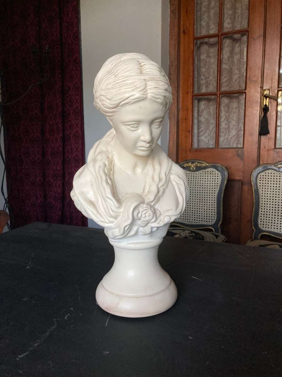LARGE BUST OF A LADY