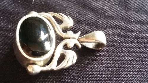 Antique pendant with bi-colour semi-precious stones