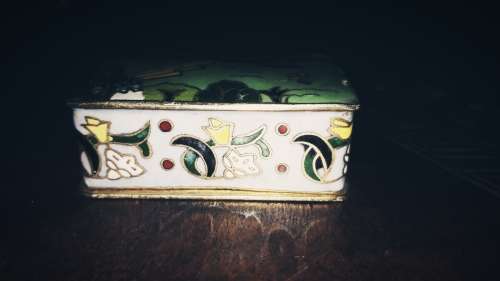 Chinese trinket box with cottage in country
