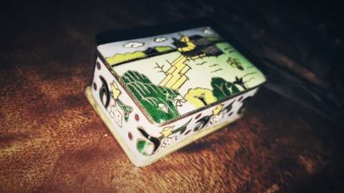 Chinese trinket box with cottage in country