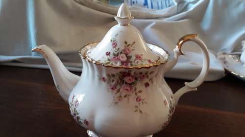 Stunning Royal albert COTTAGE GARDEN 40 piece teaset.