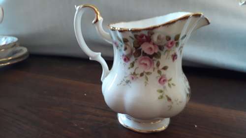 Stunning Royal albert COTTAGE GARDEN 40 piece teaset.