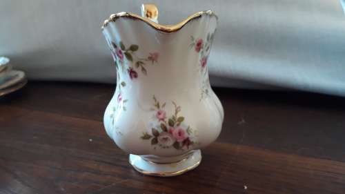 Stunning Royal albert COTTAGE GARDEN 40 piece teaset.