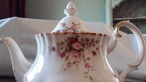 Stunning Royal albert COTTAGE GARDEN 40 piece teaset.