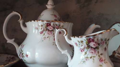 Stunning Royal albert COTTAGE GARDEN 40 piece teaset.