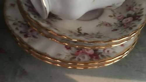 Stunning Royal albert COTTAGE GARDEN 40 piece teaset.