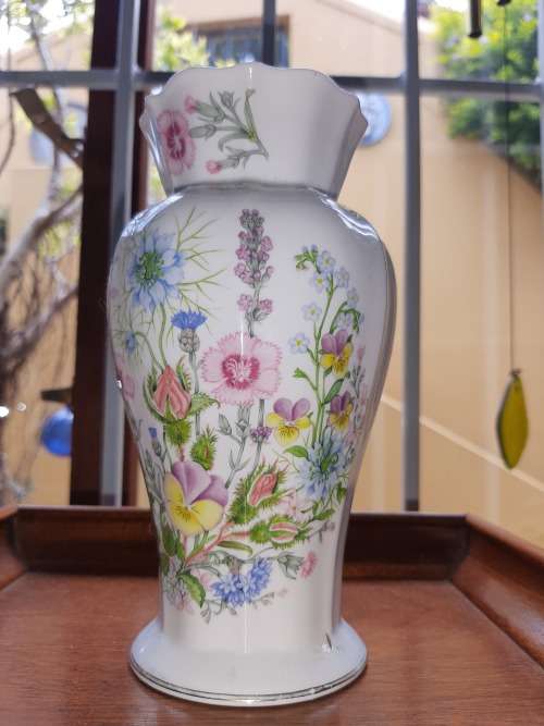 1 RAND STARTING BID   EST.1775 AYNSLEY WILD TUDOR Fine Bone China MADE IN ENGLAND Its  22 cm long