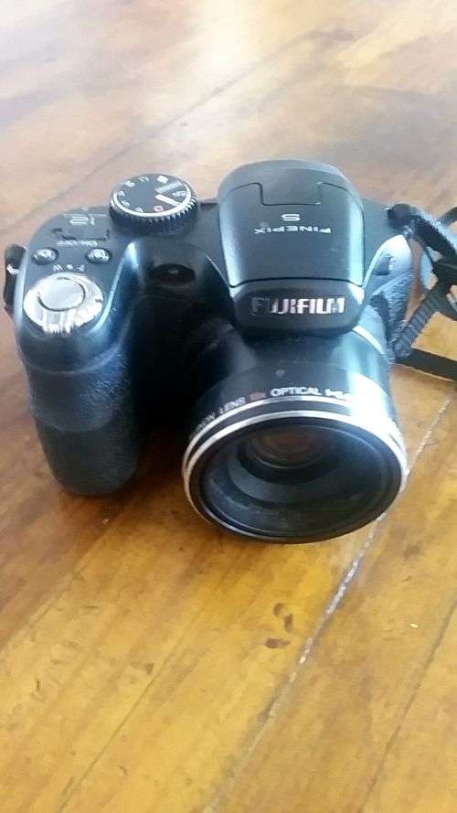 Fujifilm FinePix S1800 18x Optical Zoom Digital Camera