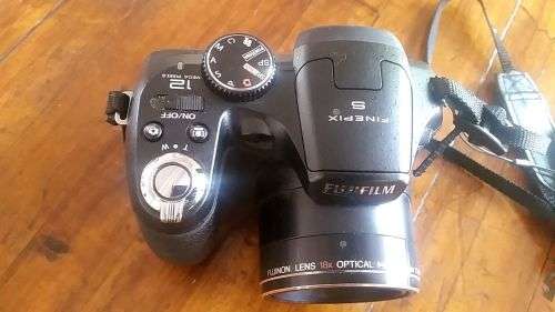 Fujifilm FinePix S1800 18x Optical Zoom Digital Camera