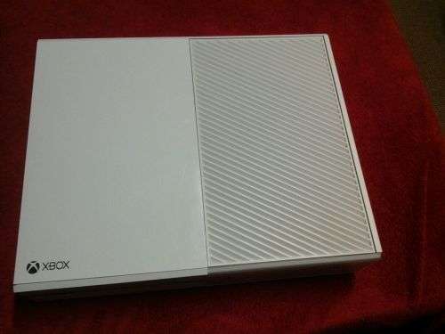 WHITE XBOX ONE 500GB + 1 CONTROLLER +  1 GAME (AS NEW)(EXCELLENT CONDITION)