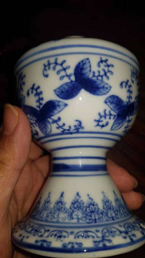 blue and white porcelain lamp stand