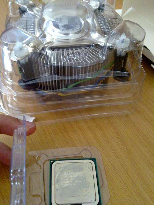Intel Pentium Processor E2160  (1M Cache, 1.80 GHz, 800 MHz FSB) with CPU fan