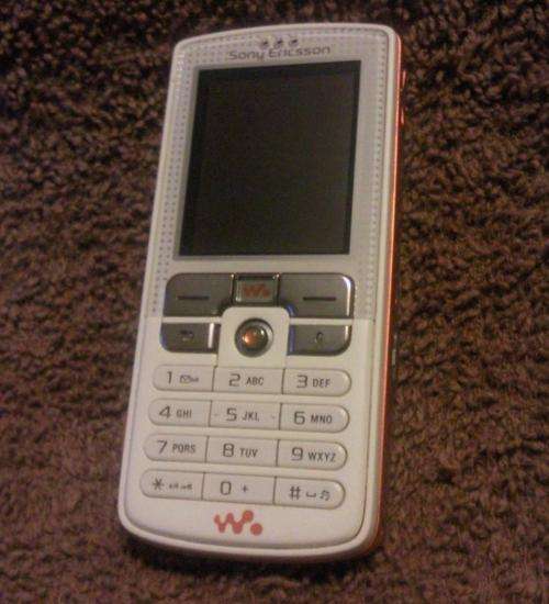 Sony Ericsson W800i cell phone
