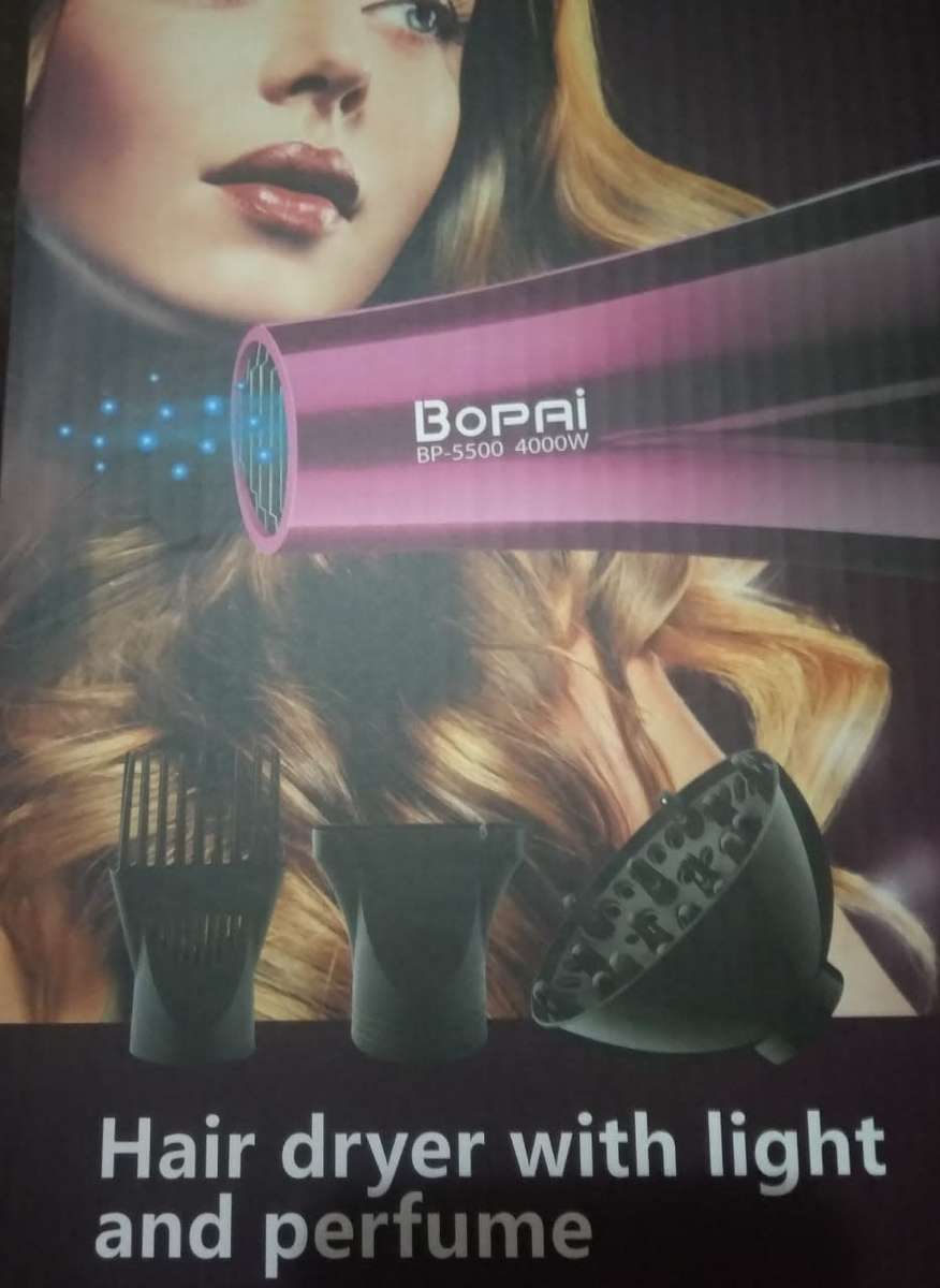 *4000W* Hairdryer, Light and Perfume, 3 different Nozzles, 3 temp settings