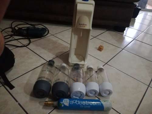 SodaStream + 5 bottles +2 gas cylinders