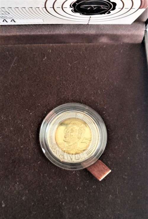 WOW !!!! The Nelson Mandela Commemorative R5 Coin Box Set - Nr 4144 of 14000