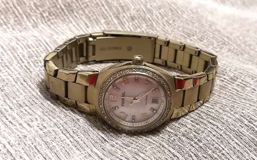 Wow!!! Pre Loved Gold Ladies Fossil Diamante Watch With Pearl Face !!!