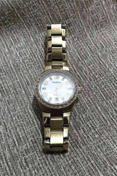 Wow!!! Pre Loved Gold Ladies Fossil Diamante Watch With Pearl Face !!!