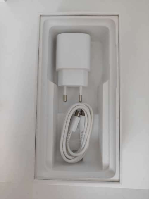 Samsung galaxy S20FE Dual SIM, Local Stock, 128gig Memory, complete with box