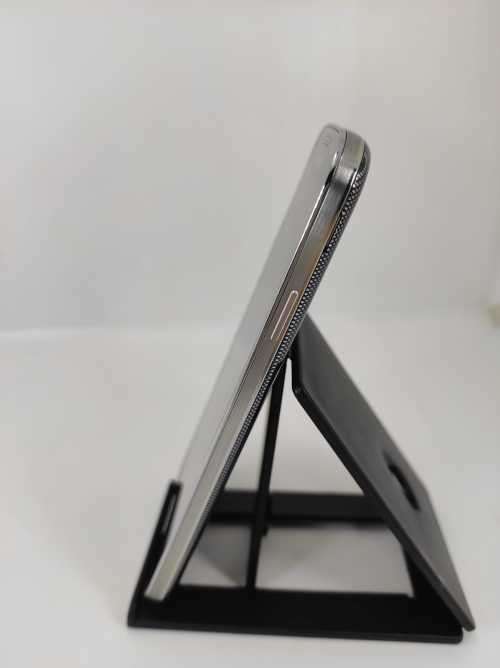 Samsung Galaxy S4, 32gig memory, Singel SIM, Local Stock with box complete.