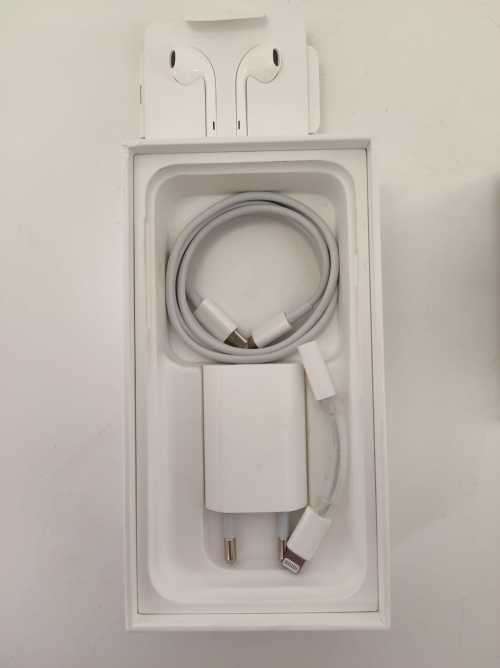 Apple iPhone SE, 2020 Edition, 64gig gig, Like New, Box and all accessories incl, local stock!!