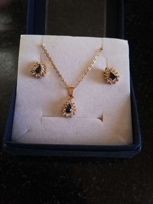 Vintage Ladies Chain, pendant and Earing set. With blue Saphire and cubics