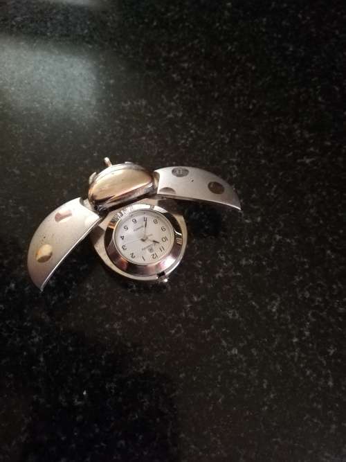 Vintage lady hug style watch pendant working needs battery.