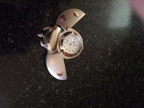 Vintage lady hug style watch pendant working needs battery.