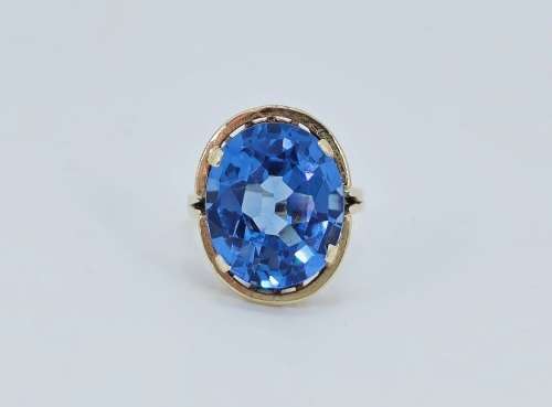Solid 9ct Gold Vintage Ring with over 14ct Blue Topaz in Excellent Condition!!