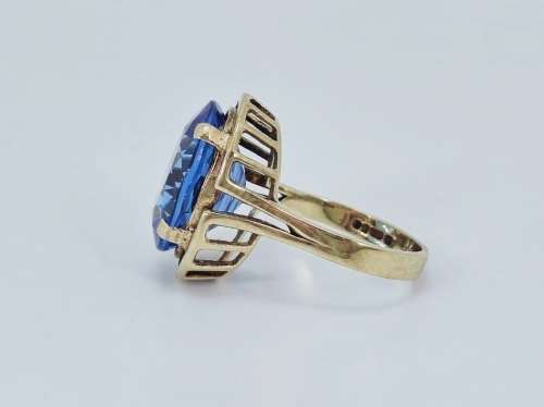 Solid 9ct Gold Vintage Ring with over 14ct Blue Topaz in Excellent Condition!!