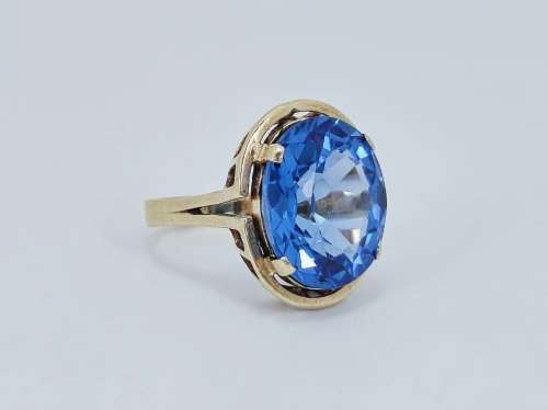 Solid 9ct Gold Vintage Ring with over 14ct Blue Topaz in Excellent Condition!!