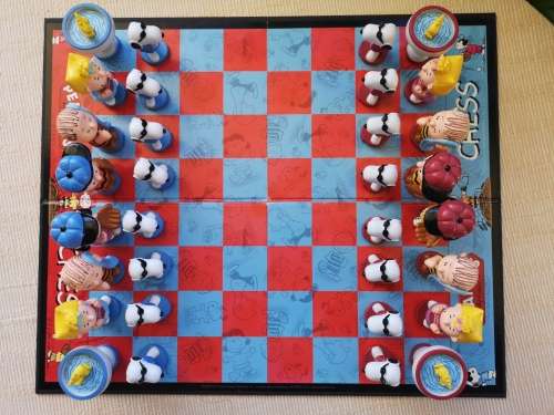 Thematic chess set: Peanuts (highly collectable)