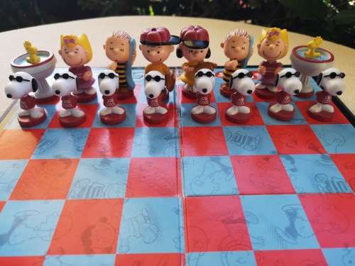 Thematic chess set: Peanuts (highly collectable)