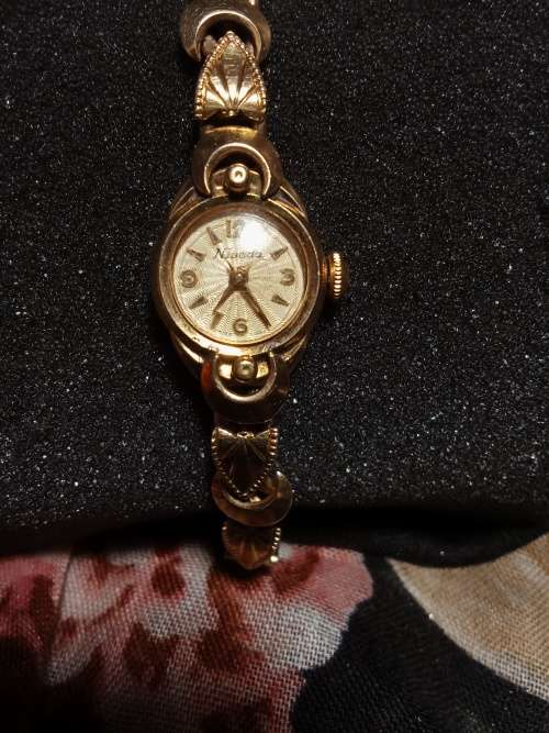 9ct Gold Vintage Nivada ladies Watch (Market price R15000,00)