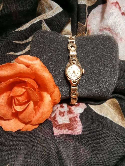 9ct Gold Vintage Nivada ladies Watch (Market price R15000,00)