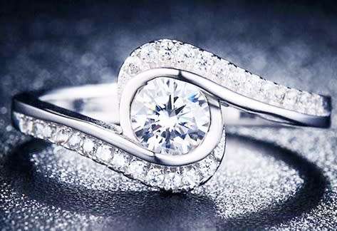 Sparkling 0.70ct Cr.Diamond Bezel Swirl Accents Engagement Ring - Size 8/Q/18mm