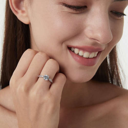 EXQUISITE! 1.51ct Solitaire & Accents Beaufitul Engagement Ring. Size 6 | M