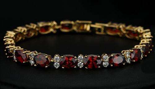 Amazing 14.76 carat cr.garnet and white topaz tennis bracelet