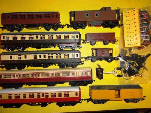 HORNBY/TRI-ANG -HO,USABLE GOODIES,COACHS & BUILDINGS.