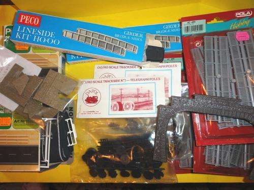LIMA /HORNBY COMPATIBLE etc HO- FENCES, TELEGRAPH POLES,etc.