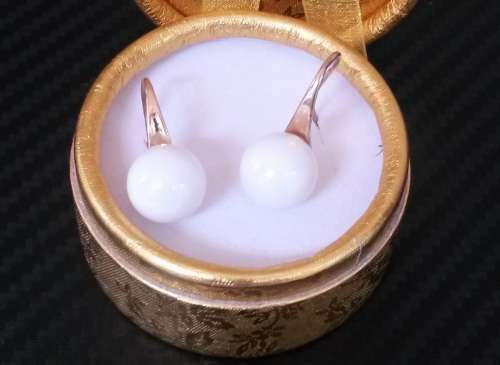 STYLISH DESIGN AND LOOKS VERY ELEGANT ON!!!