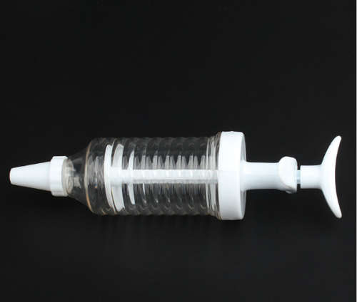 EASY TO USE DECORATOR AND 8 PIECE CAKE TIP SET!!!