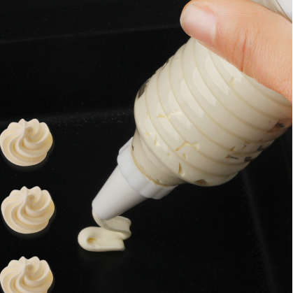 EASY TO USE DECORATOR AND 8 PIECE CAKE TIP SET!!!