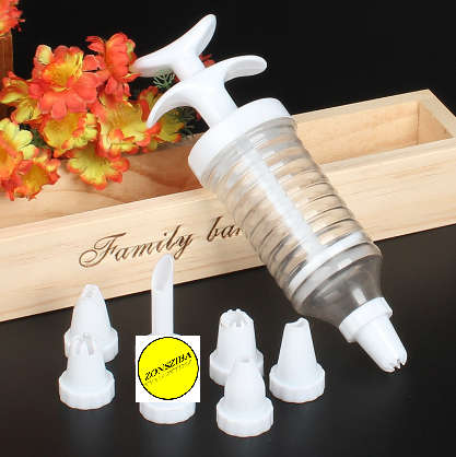 EASY TO USE DECORATOR AND 8 PIECE CAKE TIP SET!!!