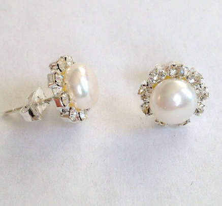SIMILAR DESIGN TO THE ONES THE ROYALS WEAR. CHOOSE ONE PAIR OF GENUINE FRESH WATER PEARL EARRINGS!!!