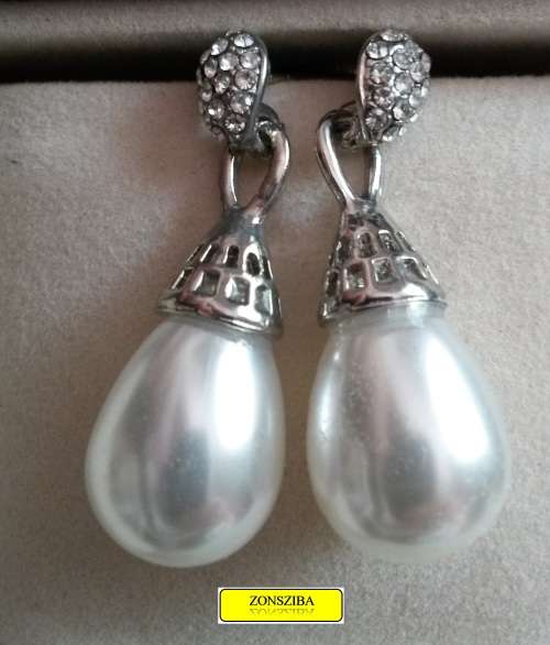 ALWAYS ELEGANT FASHION PEARL EARRINGS!!!