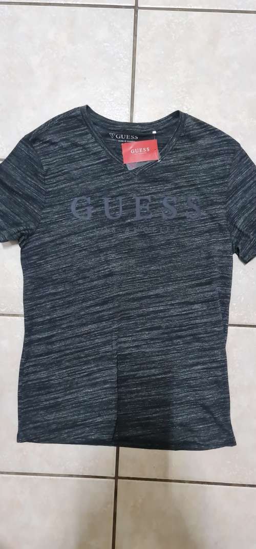 100% Original Guess T-Shirt - Small (Retail R499)