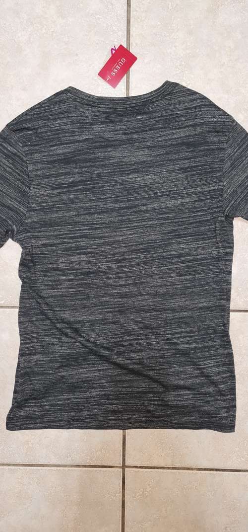 100% Original Guess T-Shirt - Small (Retail R499)